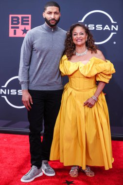 Norman Nixon Jr. ve Debbie Allen, 26 Haziran 2022 'de Los Angeles, Kaliforniya' da Microsoft Theater 'da düzenlenen BET Ödülleri' ne geldiler.. 