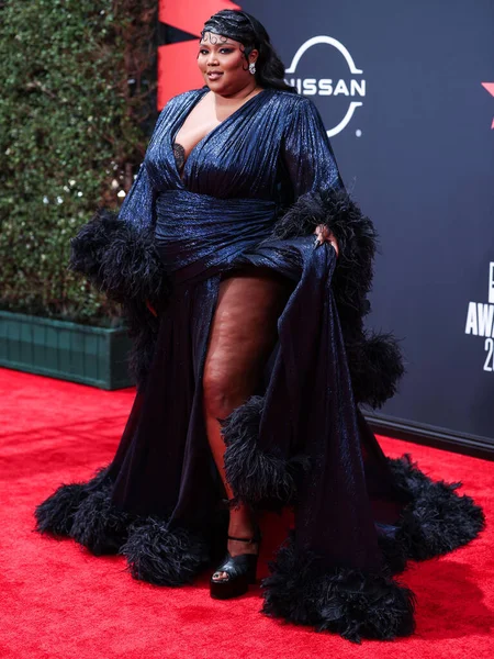 Cantante Estadounidense Lizzo Vistiendo Vestido Plumas Personalizado Gucci Llega Los —  Fotos de Stock