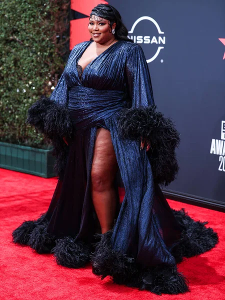 American Singer Lizzo Wearing Custom Gucci Feathered Gown Arrives Bet — Stock Photo, Image