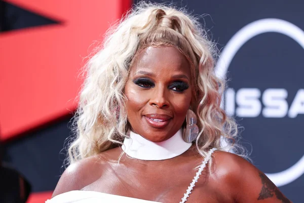 Tony Ward Couture elbisesi giyen Amerikalı şarkıcı-söz yazarı Mary J. Blige, 26 Haziran 2022 'de Los Angeles, Kaliforniya' da Microsoft Theater 'da düzenlenen BET Ödülleri 2022' ye ulaştı..