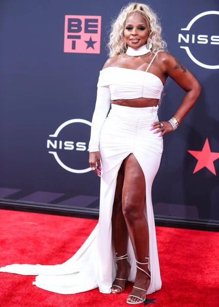 Tony Ward Couture elbisesi giyen Amerikalı şarkıcı-söz yazarı Mary J. Blige, 26 Haziran 2022 'de Los Angeles, Kaliforniya' da Microsoft Theater 'da düzenlenen BET Ödülleri 2022' ye ulaştı..