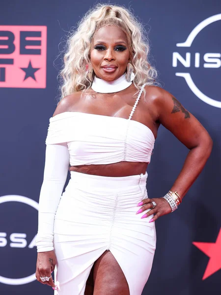 Tony Ward Couture elbisesi giyen Amerikalı şarkıcı-söz yazarı Mary J. Blige, 26 Haziran 2022 'de Los Angeles, Kaliforniya' da Microsoft Theater 'da düzenlenen BET Ödülleri 2022' ye ulaştı.. 