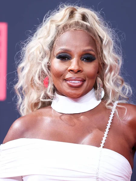 Tony Ward Couture elbisesi giyen Amerikalı şarkıcı-söz yazarı Mary J. Blige, 26 Haziran 2022 'de Los Angeles, Kaliforniya' da Microsoft Theater 'da düzenlenen BET Ödülleri 2022' ye ulaştı..