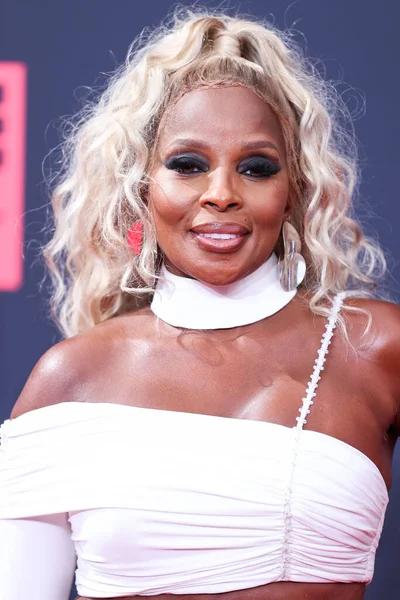 Tony Ward Couture elbisesi giyen Amerikalı şarkıcı-söz yazarı Mary J. Blige, 26 Haziran 2022 'de Los Angeles, Kaliforniya' da Microsoft Theater 'da düzenlenen BET Ödülleri 2022' ye ulaştı.. 