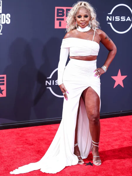 Tony Ward Couture elbisesi giyen Amerikalı şarkıcı-söz yazarı Mary J. Blige, 26 Haziran 2022 'de Los Angeles, Kaliforniya' da Microsoft Theater 'da düzenlenen BET Ödülleri 2022' ye ulaştı.. 
