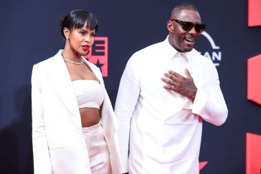 Sabrina Dhowre Elba ve kocası Idris Elba, 26 Haziran 2022 tarihinde Los Angeles, Kaliforniya, ABD 'de Microsoft Theater' da düzenlenen BET Ödülleri 'ne geldiler..