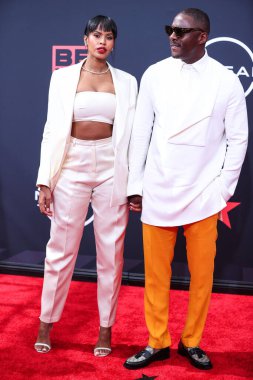 Sabrina Dhowre Elba ve kocası Idris Elba, 26 Haziran 2022 tarihinde Los Angeles, Kaliforniya, ABD 'de Microsoft Theater' da düzenlenen BET Ödülleri 'ne geldiler..