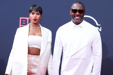 Sabrina Dhowre Elba ve kocası Idris Elba, 26 Haziran 2022 tarihinde Los Angeles, Kaliforniya, ABD 'de Microsoft Theater' da düzenlenen BET Ödülleri 'ne geldiler..