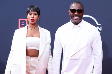 Sabrina Dhowre Elba ve kocası Idris Elba, 26 Haziran 2022 tarihinde Los Angeles, Kaliforniya, ABD 'de Microsoft Theater' da düzenlenen BET Ödülleri 'ne geldiler..