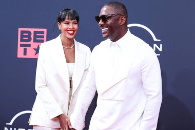 Sabrina Dhowre Elba ve kocası Idris Elba, 26 Haziran 2022 tarihinde Los Angeles, Kaliforniya, ABD 'de Microsoft Theater' da düzenlenen BET Ödülleri 'ne geldiler..