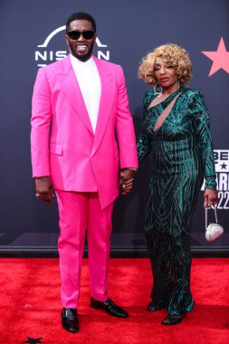 Sean Diddy Combs ve annesi Janice Combs, 26 Haziran 2022 'de Los Angeles, Kaliforniya' da Microsoft Theater 'da düzenlenen BET Ödülleri' ne geldiler.. 
