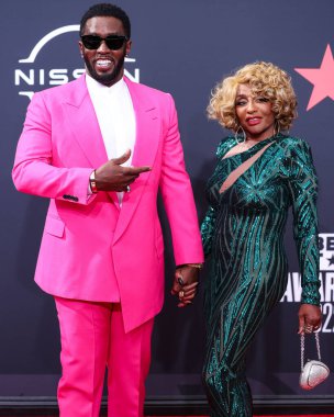Sean Diddy Combs ve annesi Janice Combs, 26 Haziran 2022 'de Los Angeles, Kaliforniya' da Microsoft Theater 'da düzenlenen BET Ödülleri' ne geldiler.. 
