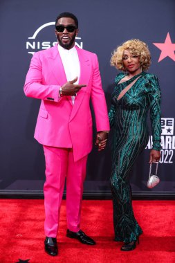 Sean Diddy Combs ve annesi Janice Combs, 26 Haziran 2022 'de Los Angeles, Kaliforniya' da Microsoft Theater 'da düzenlenen BET Ödülleri' ne geldiler.. 