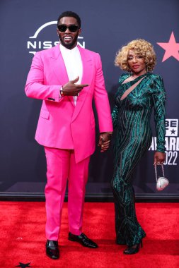 Sean Diddy Combs ve annesi Janice Combs, 26 Haziran 2022 'de Los Angeles, Kaliforniya' da Microsoft Theater 'da düzenlenen BET Ödülleri' ne geldiler.. 