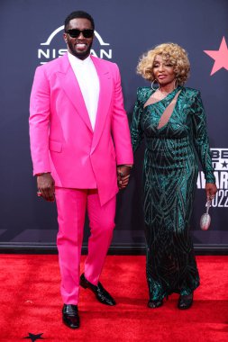Sean Diddy Combs ve annesi Janice Combs, 26 Haziran 2022 'de Los Angeles, Kaliforniya' da Microsoft Theater 'da düzenlenen BET Ödülleri' ne geldiler.. 