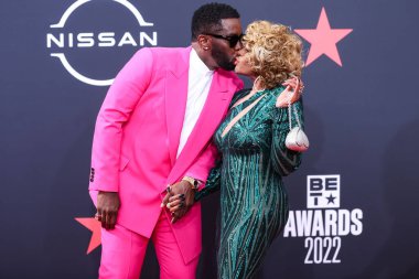 Sean Diddy Combs ve annesi Janice Combs, 26 Haziran 2022 'de Los Angeles, Kaliforniya' da Microsoft Theater 'da düzenlenen BET Ödülleri' ne geldiler.. 