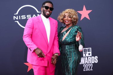 Sean Diddy Combs ve annesi Janice Combs, 26 Haziran 2022 'de Los Angeles, Kaliforniya' da Microsoft Theater 'da düzenlenen BET Ödülleri' ne geldiler.. 