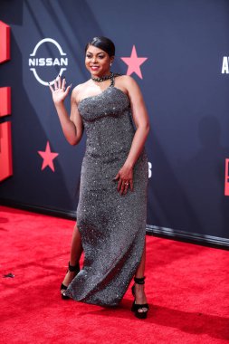 Tom Ford elbisesi giyen Amerikalı aktris Taraji P. Henson, 26 Haziran 2022 'de Los Angeles, Kaliforniya' da Microsoft Theater 'da düzenlenen BET Ödülleri 2022' ye geldi.. 