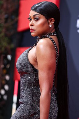 Tom Ford elbisesi giyen Amerikalı aktris Taraji P. Henson, 26 Haziran 2022 'de Los Angeles, Kaliforniya' da Microsoft Theater 'da düzenlenen BET Ödülleri 2022' ye geldi.. 