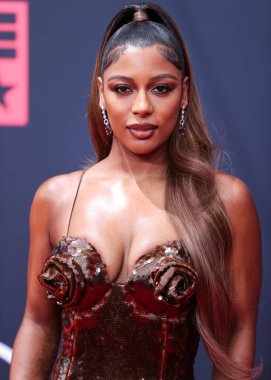 Victoria Mont (Victoria Monet), Los Angeles, Kaliforniya 'da 26 Haziran 2022 tarihinde Microsoft Theater' da düzenlenen BET Ödülleri 'ne ulaşır.. 