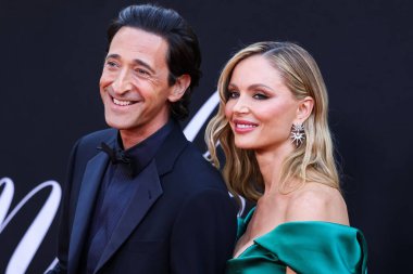 Amerikalı aktör Adrien Brody ve kız arkadaşı / İngiliz moda tasarımcısı ve aktris Georgina Chapman, 13 Eylül 2022 'de Hollywood, Los Angeles' taki TCL Çin Tiyatrosu IMAX 'te düzenlenen Netflix' in 'Blonde' adlı filminin Los Angeles galasına geldiler.