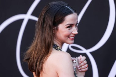 Louis Vuitton elbisesi giyen Kübalı aktris Ana de Armas, 13 Eylül 2022 'de Hollywood, Los Angeles, Kaliforniya, ABD' de bulunan TCL Çin Tiyatrosu IMAX 'te düzenlenen Netflix' in 'Blonde' adlı filminin Los Angeles galasına geldi.. 
