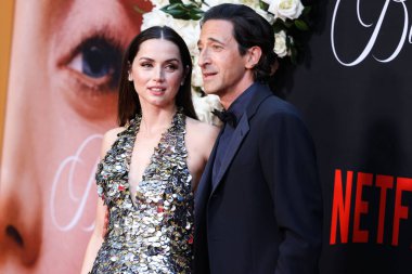 Küba-İspanyol aktris Ana de Armas ve Amerikalı aktör Adrien Brody, 13 Eylül 2022 'de Hollywood, Los Angeles, Kaliforniya, ABD' de düzenlenen TCL Çin Tiyatrosu IMAX 'te düzenlenen Netflix' in 'Blonde' adlı filminin Los Angeles galasına geldiler.. 