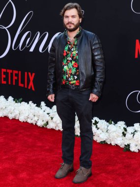 Amerikalı aktör Emile Hirsch 13 Eylül 2022 'de Hollywood, Los Angeles, Kaliforniya, ABD' de bulunan TCL Çin Tiyatrosu IMAX 'te düzenlenen Netflix' in 'Blonde' nin Los Angeles galasına geldi.. 
