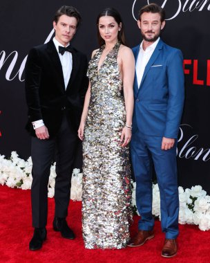 Avustralyalı aktör Xavier Samuel, Kübalı-İspanyol aktris Ana de Armas ve Kanadalı aktör Evan Williams 13 Eylül 2022 'de Hollywood, Los Angeles' ta bulunan TCL Çin Tiyatrosu IMAX 'te düzenlenen Netflix' in 'Blonde' Los Angeles galasına geldiler.