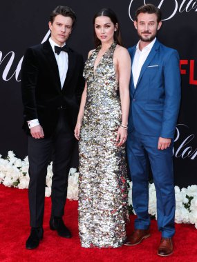 Avustralyalı aktör Xavier Samuel, Kübalı-İspanyol aktris Ana de Armas ve Kanadalı aktör Evan Williams 13 Eylül 2022 'de Hollywood, Los Angeles' ta bulunan TCL Çin Tiyatrosu IMAX 'te düzenlenen Netflix' in 'Blonde' Los Angeles galasına geldiler.