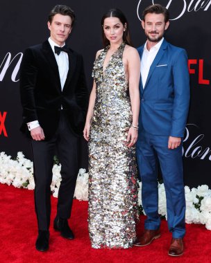 Avustralyalı aktör Xavier Samuel, Kübalı-İspanyol aktris Ana de Armas ve Kanadalı aktör Evan Williams 13 Eylül 2022 'de Hollywood, Los Angeles' ta bulunan TCL Çin Tiyatrosu IMAX 'te düzenlenen Netflix' in 'Blonde' Los Angeles galasına geldiler.