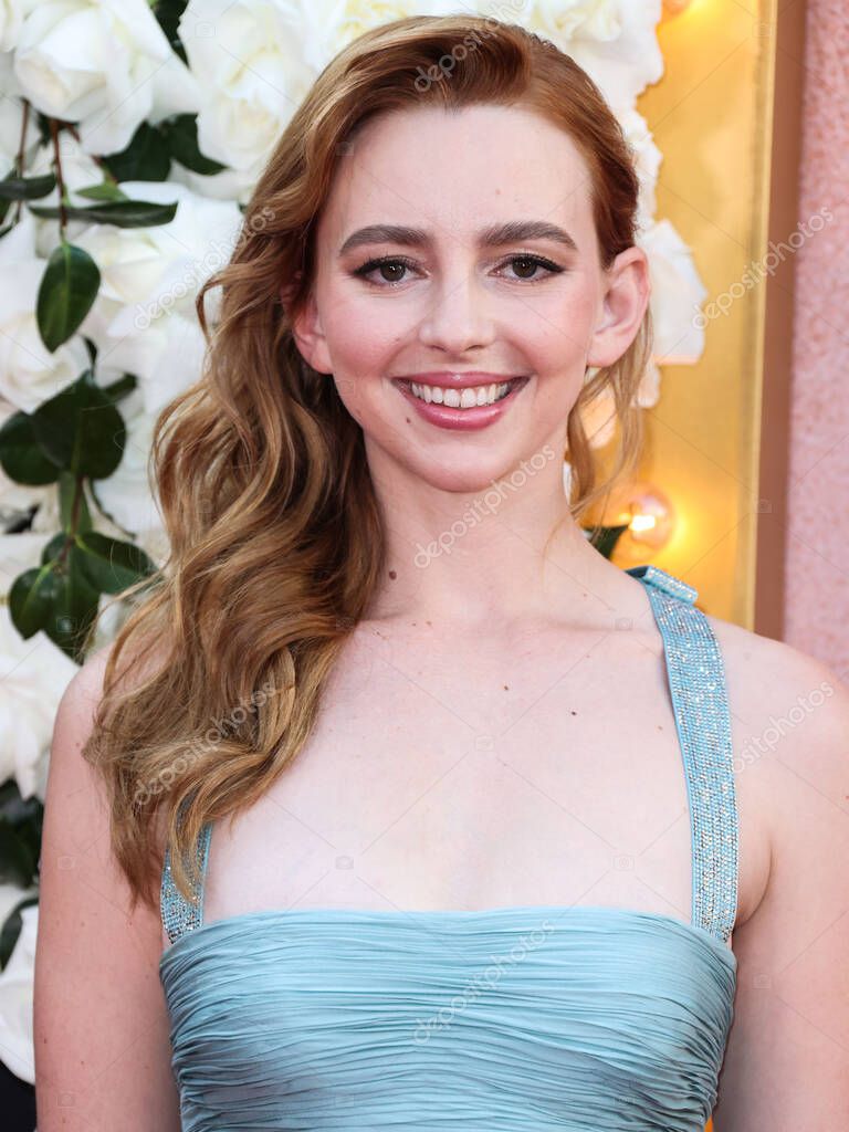 La actriz australiana Natasha Bassett llega al estreno en Los Ángeles