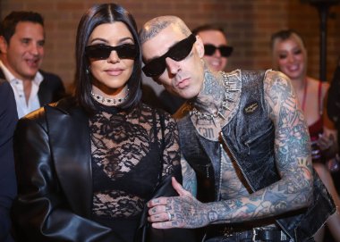 Amerikalı medya mensubu Kourtney Kardashian ve Amerikalı müzisyen Travis Barker, 13 Eylül 2022 'de Manhattan' da The High Line 'da düzenlenen New York Moda Haftası (NYFW) sırasında Boohoo X Kourtney Kardashian Barker Moda Show' a katıldılar.