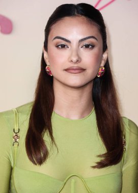Versace giyen Amerikalı aktris Camila Mendes, Netflix 'in 14 Eylül 2022' de Hollywood, Los Angeles, Kaliforniya, ABD 'de düzenlenen Netflix Tudum Tiyatrosu' ndaki 