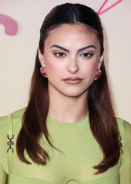 Versace giyen Amerikalı aktris Camila Mendes, Netflix 'in 14 Eylül 2022' de Hollywood, Los Angeles, Kaliforniya, ABD 'de düzenlenen Netflix Tudum Tiyatrosu' ndaki 
