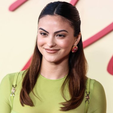 Versace giyen Amerikalı aktris Camila Mendes, Netflix 'in 14 Eylül 2022' de Hollywood, Los Angeles, Kaliforniya, ABD 'de düzenlenen Netflix Tudum Tiyatrosu' ndaki 
