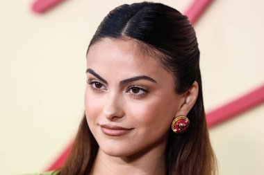 Versace giyen Amerikalı aktris Camila Mendes, Netflix 'in 14 Eylül 2022' de Hollywood, Los Angeles, Kaliforniya, ABD 'de düzenlenen Netflix Tudum Tiyatrosu' ndaki 