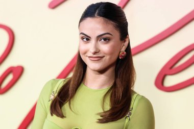 Versace giyen Amerikalı aktris Camila Mendes, Netflix 'in 14 Eylül 2022' de Hollywood, Los Angeles, Kaliforniya, ABD 'de düzenlenen Netflix Tudum Tiyatrosu' ndaki 