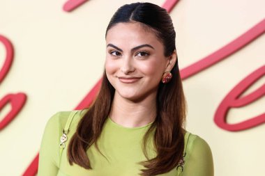 Versace giyen Amerikalı aktris Camila Mendes, Netflix 'in 14 Eylül 2022' de Hollywood, Los Angeles, Kaliforniya, ABD 'de düzenlenen Netflix Tudum Tiyatrosu' ndaki 