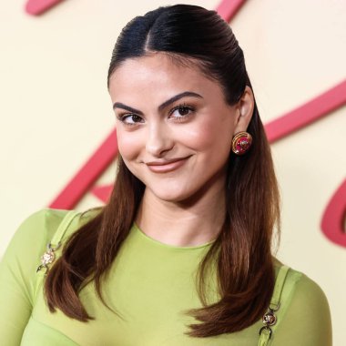 Versace giyen Amerikalı aktris Camila Mendes, Netflix 'in 14 Eylül 2022' de Hollywood, Los Angeles, Kaliforniya, ABD 'de düzenlenen Netflix Tudum Tiyatrosu' ndaki 