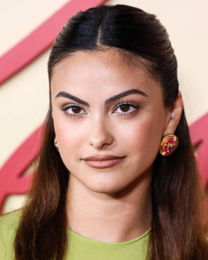 Versace giyen Amerikalı aktris Camila Mendes, Netflix 'in 14 Eylül 2022' de Hollywood, Los Angeles, Kaliforniya, ABD 'de düzenlenen Netflix Tudum Tiyatrosu' ndaki 