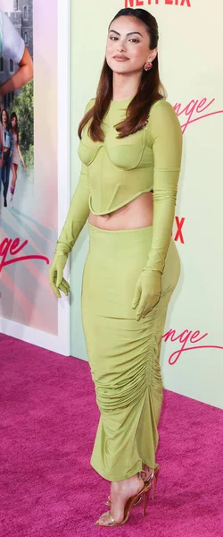 Versace Giyen Amerikalı Aktris Camila Mendes Netflix Eylül 2022 Hollywood — Stok fotoğraf