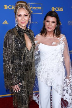 Alexes Pelzer ve Kimberlin Brown, 24 Haziran 2022 'de Pasadena Kongre Merkezi' nde düzenlenen 49. Gündüz Emmy Ödülleri 'ne geldiler..