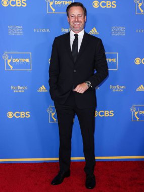 Chris Harrison 24 Haziran 2022 'de Pasadena, Los Angeles, Kaliforniya' da düzenlenen 49. Gündüz Emmy Ödülleri 'ne ulaşır..