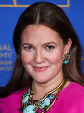 Amerikalı aktris Drew Barrymore, 24 Haziran 2022 'de Pasadena Kongre Merkezi' nde düzenlenen 49. Gündüz Emmy Ödülleri 'ne geldi..