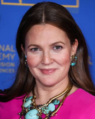 Amerikalı aktris Drew Barrymore, 24 Haziran 2022 'de Pasadena Kongre Merkezi' nde düzenlenen 49. Gündüz Emmy Ödülleri 'ne geldi..