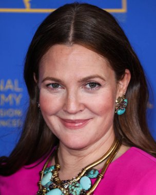 Amerikalı aktris Drew Barrymore, 24 Haziran 2022 'de Pasadena Kongre Merkezi' nde düzenlenen 49. Gündüz Emmy Ödülleri 'ne geldi..