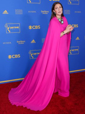 Amerikalı aktris Drew Barrymore, 24 Haziran 2022 'de Pasadena Kongre Merkezi' nde düzenlenen 49. Gündüz Emmy Ödülleri 'ne geldi..