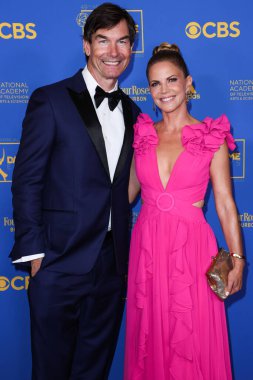 Jerry O 'Connell ve Natalie Morales 24 Haziran 2022' de Pasadena Kongre Merkezi 'nde düzenlenen 49. Gündüz Emmy Ödülleri' ne geldiler..