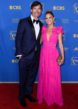 Jerry O 'Connell ve Natalie Morales 24 Haziran 2022' de Pasadena Kongre Merkezi 'nde düzenlenen 49. Gündüz Emmy Ödülleri' ne geldiler.. 